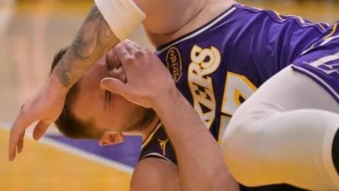 【巅峰对决！掘金连战连捷，能否主场制胜快船挑战？】